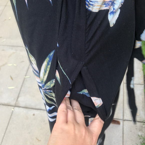 🌺NWT Roxy Hawaiin Black Floral Wrap Dress🌺 - Picture 4 of 8